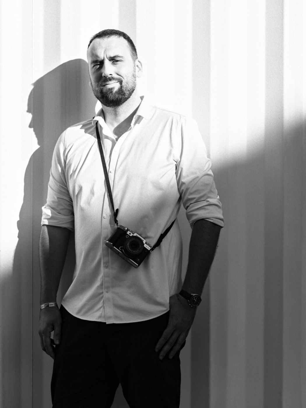 Fred Marie, photographe, un appareil en bandoulière